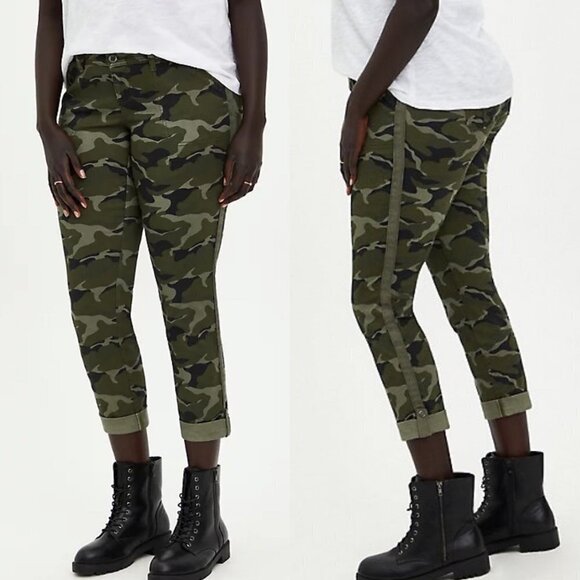 Torrid Women NWT Green Pocket Stripe Rolled Hem Twill Camo Crop Aviator Pants 18 - Picture 1 of 12